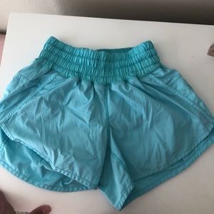 Lululemon Tracker Shorts. Turquoise. Size 4